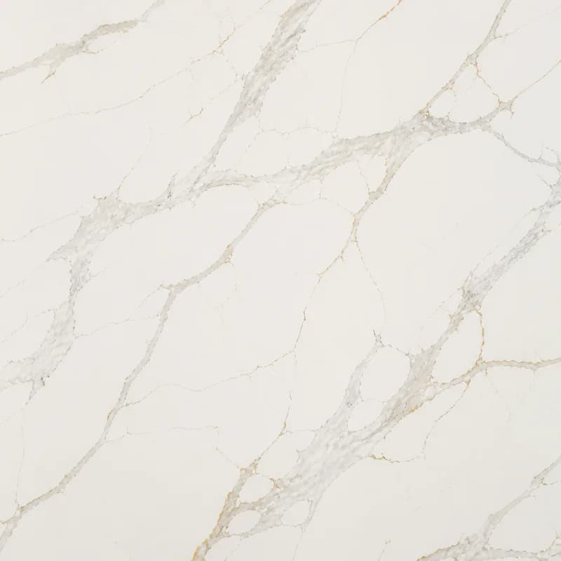 Visualización de material con IA del cuarzo Calacatta Gold con campo blanco cálido, vetas grises controladas y acentos dorados discretos.. Visualización de diseño con IA.
