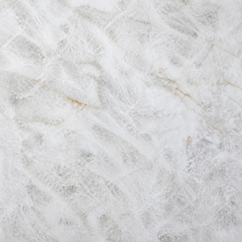 Visualización de material con IA de la cuarcita Cristallo con movimiento cristalino blanco y gris pálido y acentos minerales cálidos discretos.. Visualización de diseño con IA.