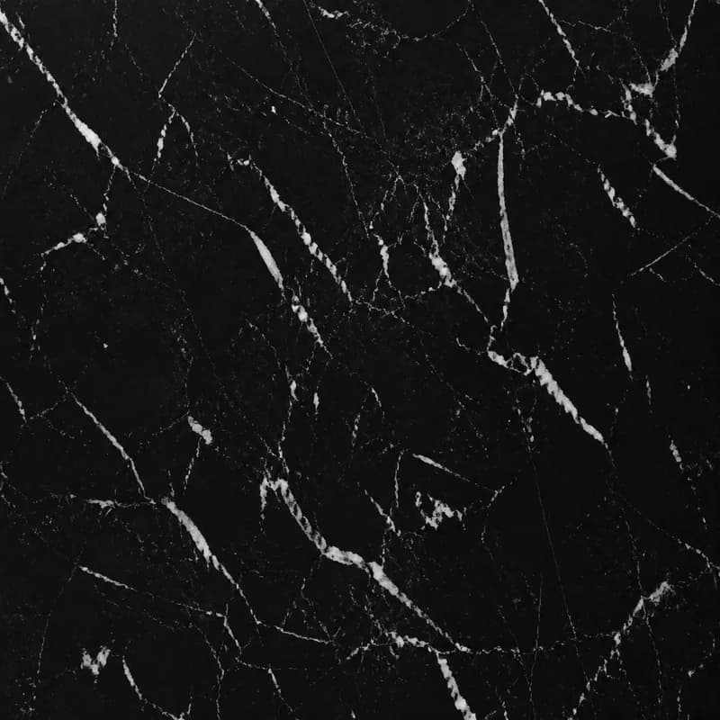 Visualización de material con IA del mármol Nero Marquina con campo negro profundo y vetas orgánicas blancas, definidas y dispersas.. Visualización de diseño con IA.