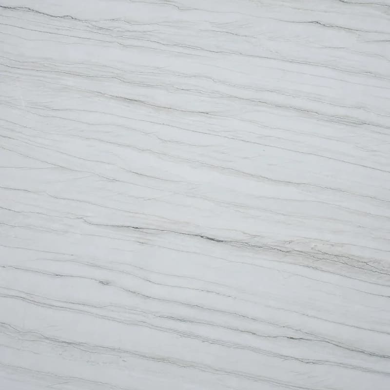 Visualización de material con IA de la cuarcita White Macaubas con campo claro y vetas minerales grises largas y paralelas.. Visualización de diseño con IA.