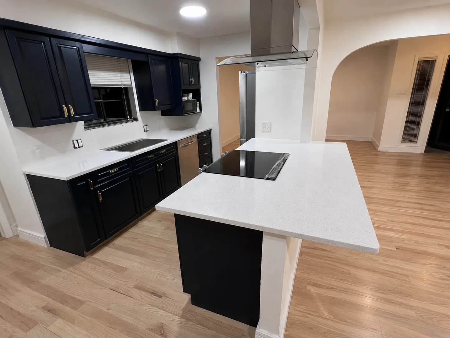 White speckled quartz island with cooktop